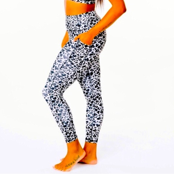 Zyia Black and White Leopard Pocket Light n Tight Hi-Rise 7/8 in size 2 - Picture 1 of 3